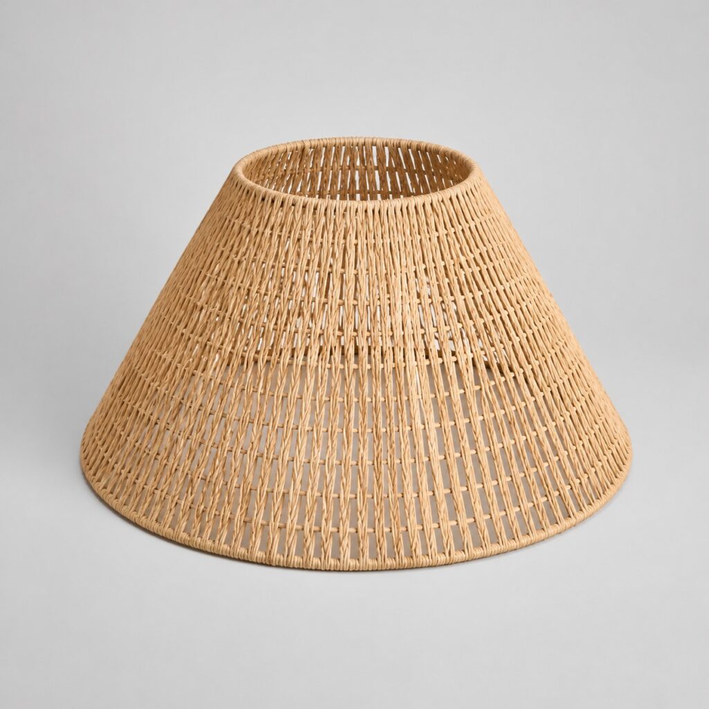 Abat-jour conique en rotin naturel tressé de 50 cm sur fond gris clair