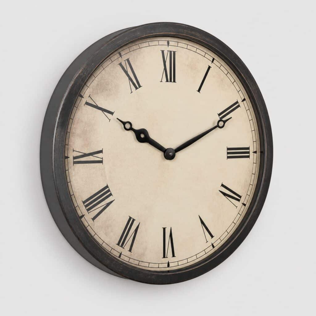 Horloge vintage ronde de 45 cm en métal noir patiné à chiffres romains