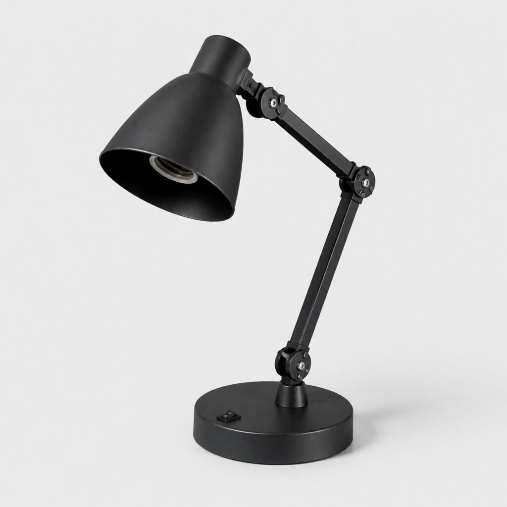 Lampe de bureau à bras articulé en métal noir mat sur fond gris clair