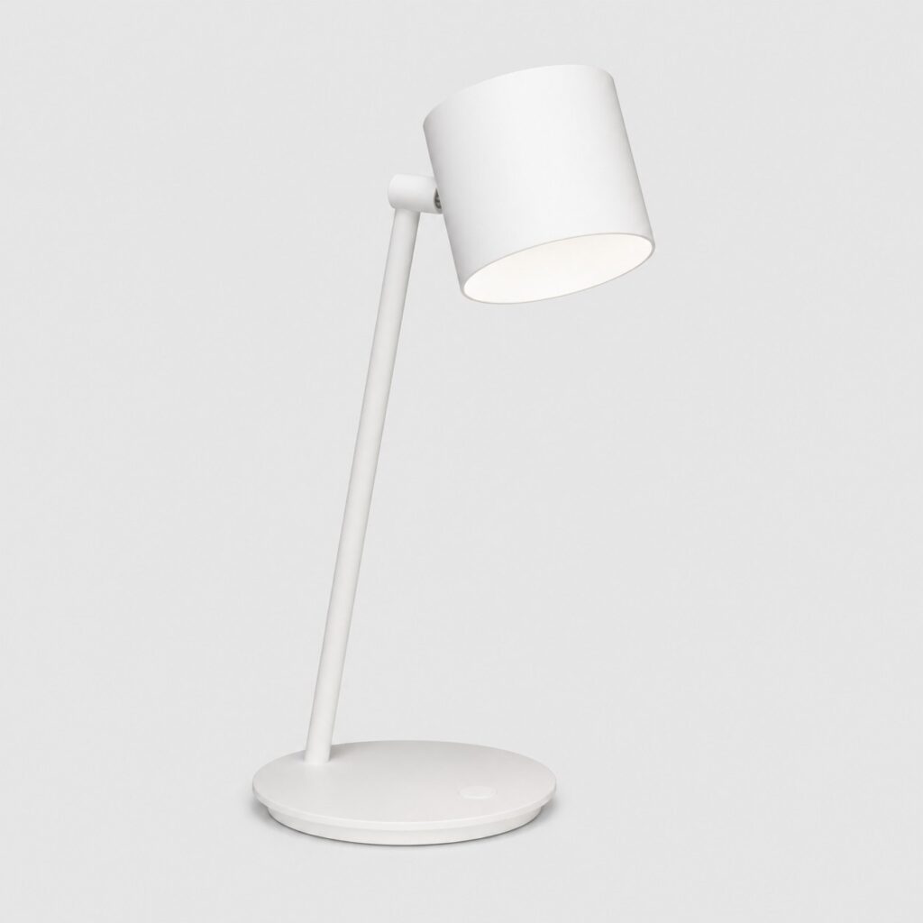 Lampe de bureau blanche en aluminium laqué mat sur fond gris clair