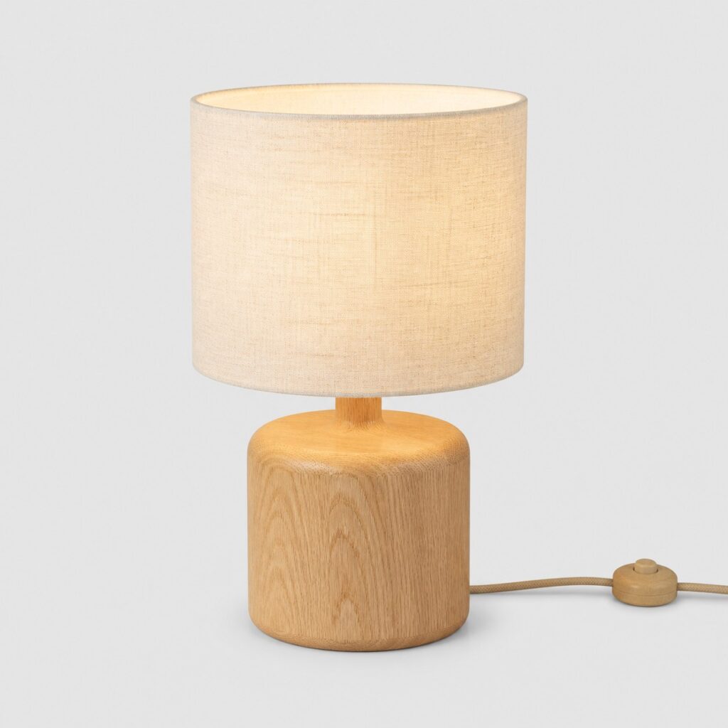 Lampe de chevet au pied en bois massif veiné et abat-jour en lin écru sur fond gris clair