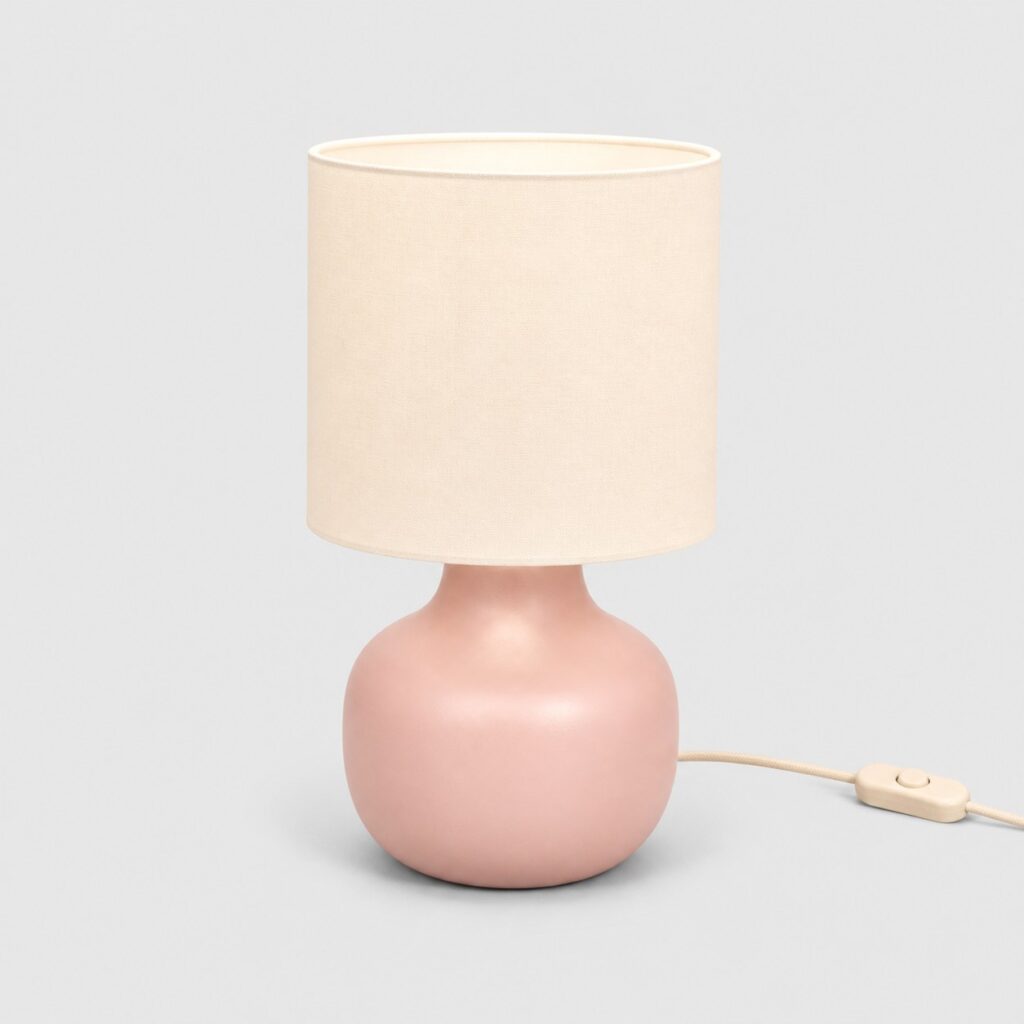 Lampe de chevet au pied en céramique rose poudré et abat-jour écru sur fond gris clair