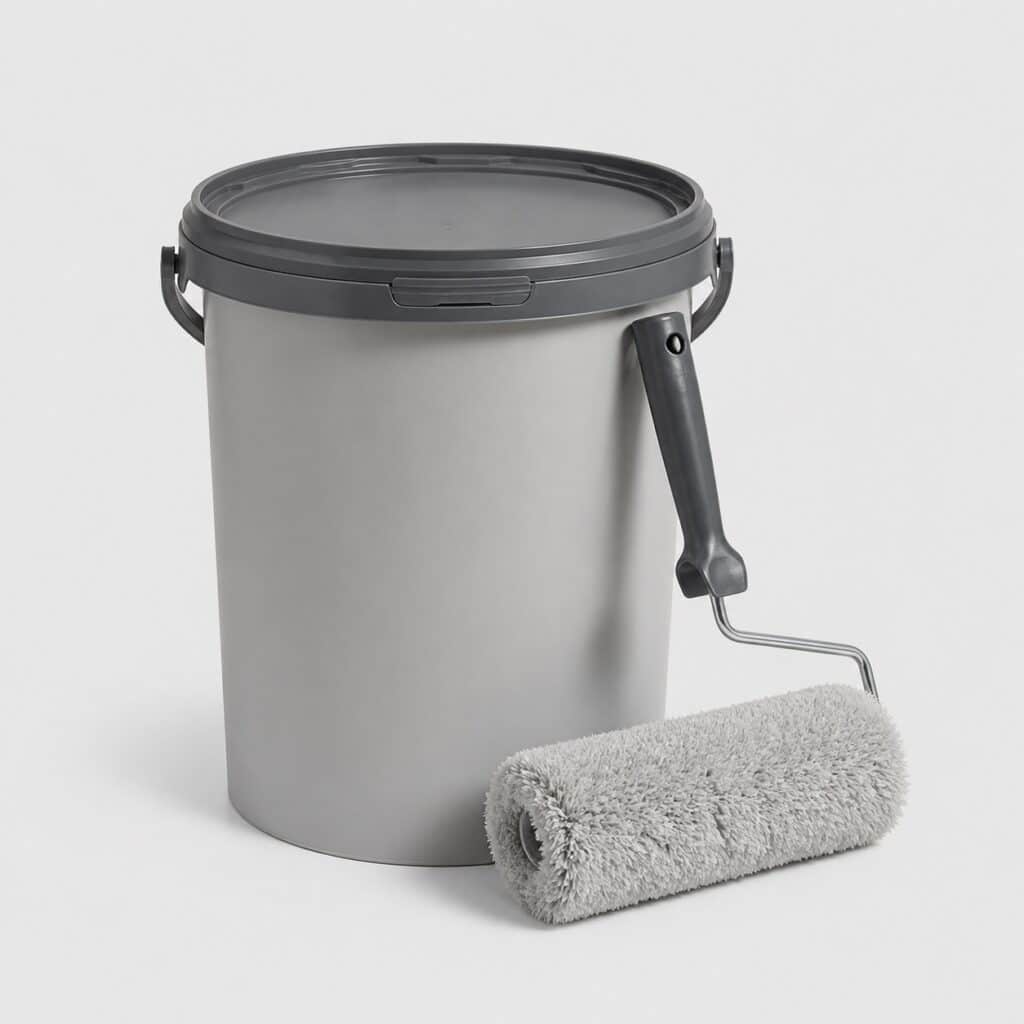 Pot de peinture de façade siloxane 10 L et rouleau à poils longs, fond gris clair