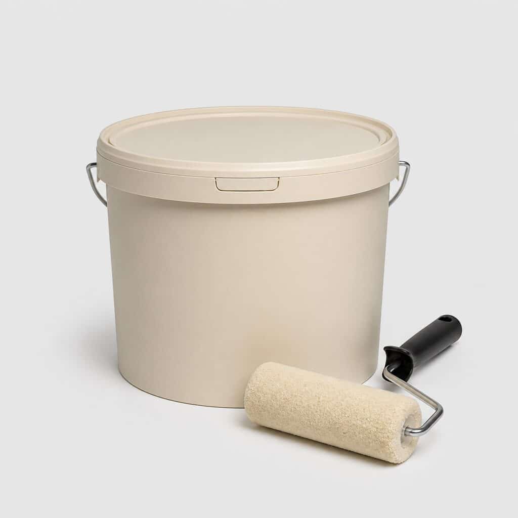 Seau de 4 kg de résine d'étanchéité beige et son rouleau, sur fond gris clair